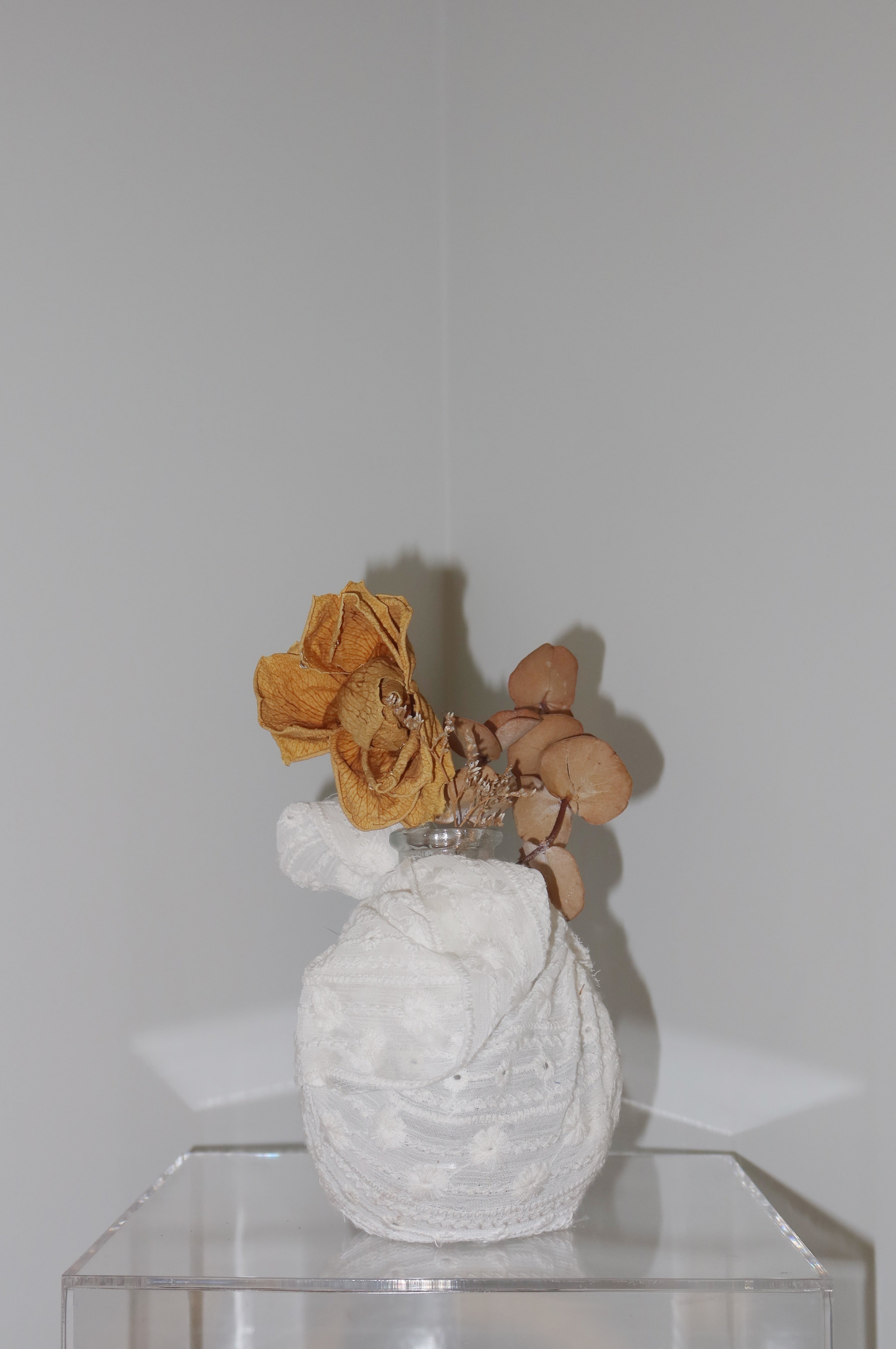 Eyelet-covered vase | Sustainable artwork | Preserved rose | Cute Artwork | Statement Piece