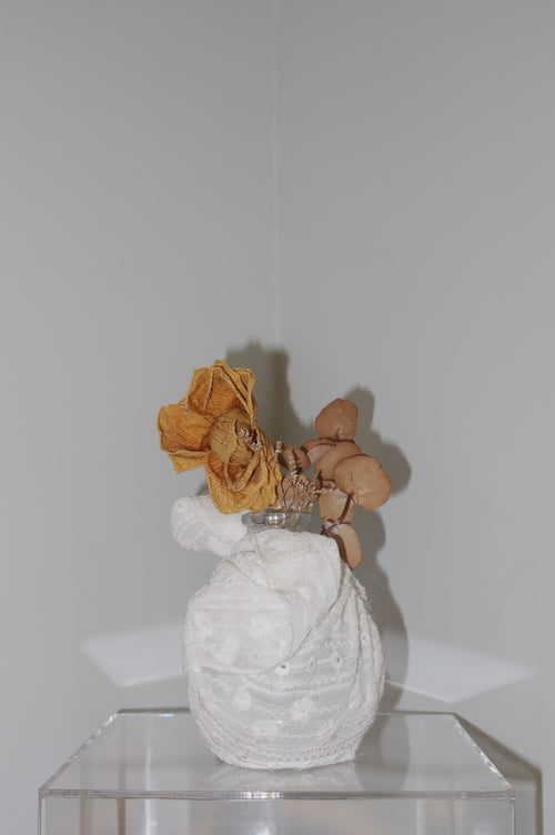 Eyelet-covered vase | Sustainable artwork | Preserved rose | Cute Artwork | Statement Piece