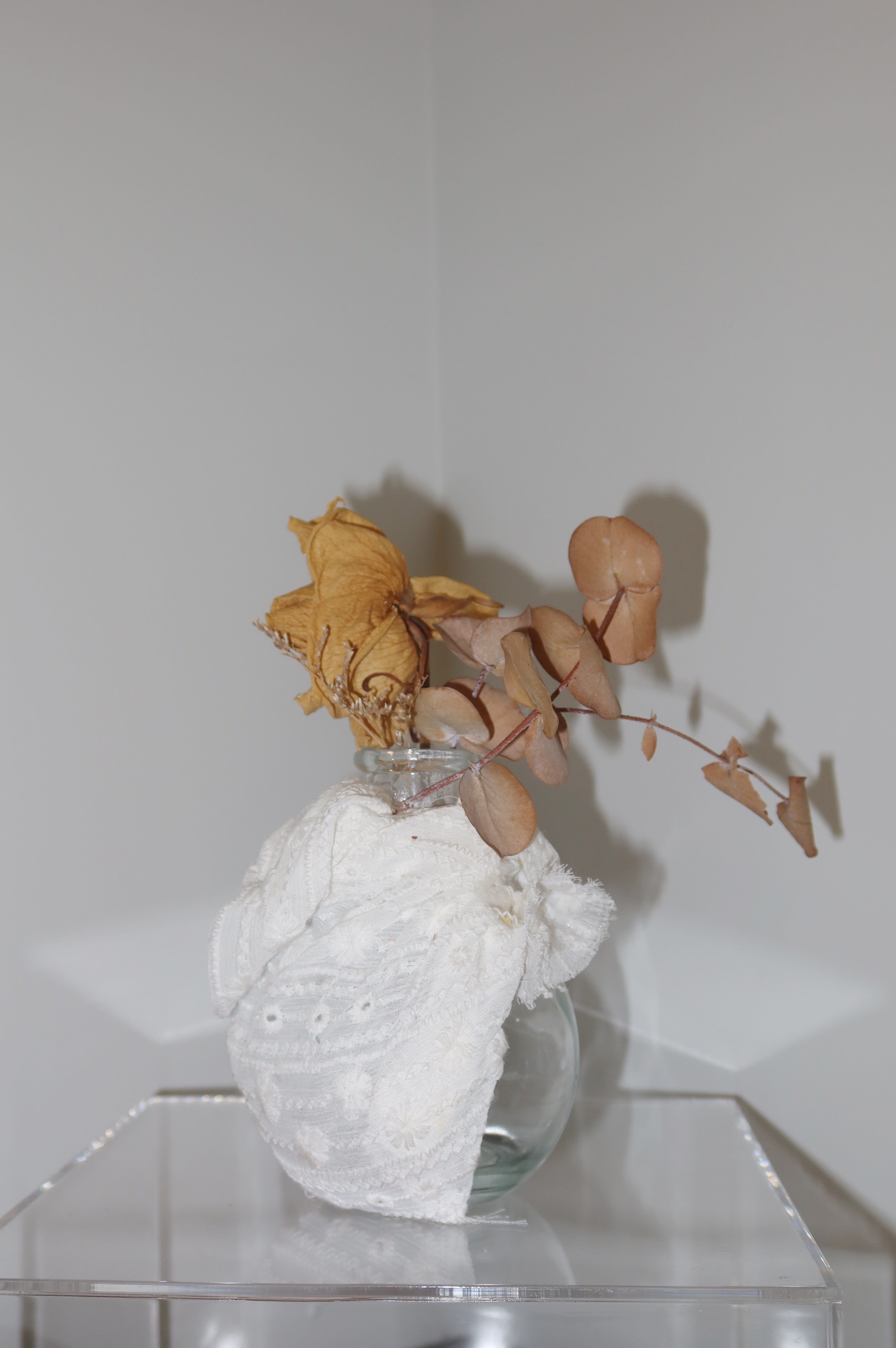 Eyelet-covered vase | Sustainable artwork | Preserved rose | Cute Artwork | Statement Piece