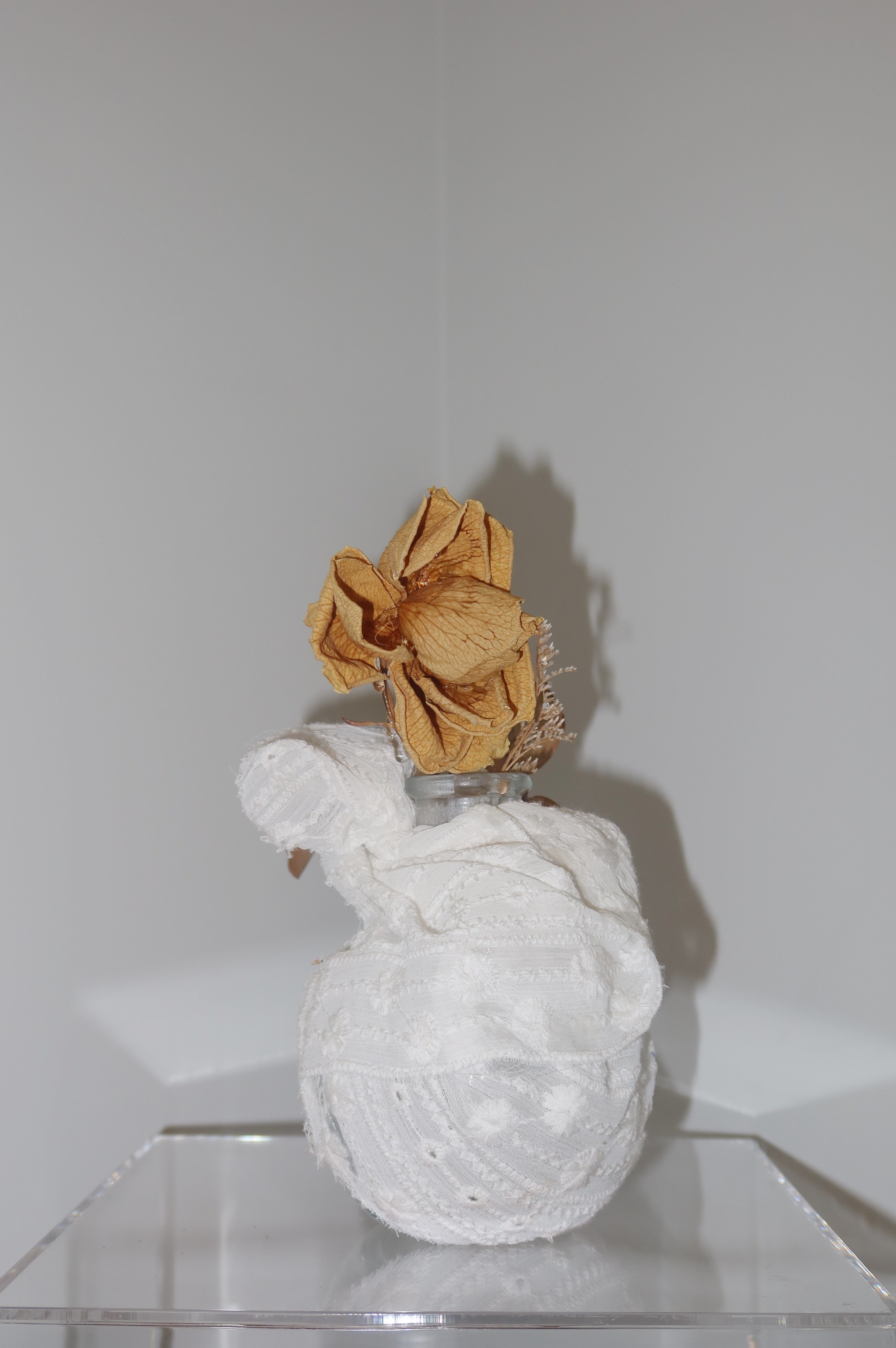 Eyelet-covered vase | Sustainable artwork | Preserved rose | Cute Artwork | Statement Piece